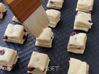 可可爱爱的蔓越莓炼乳小面包块，超快手超好吃的做法步骤：13