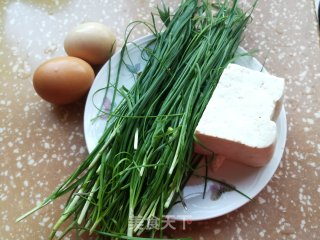 韭菜炒鸡蛋豆腐的做法步骤：1