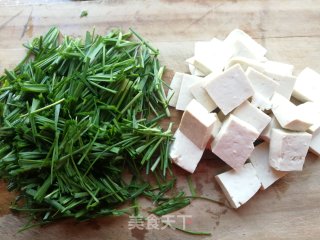 韭菜炒鸡蛋豆腐的做法步骤：2