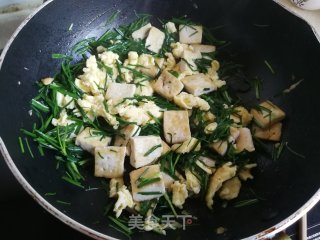 韭菜炒鸡蛋豆腐的做法步骤：6