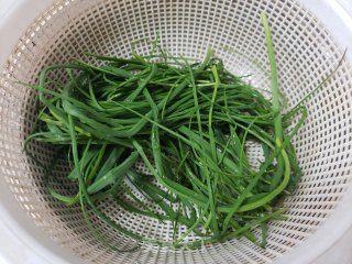小蒜鸡蛋煎饼的做法步骤：2