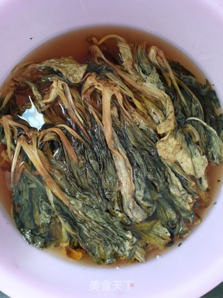 五花肉烧菜干的做法步骤：1