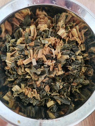 五花肉烧菜干的做法步骤：2