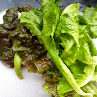 麻汁蛋饼拌生菜的做法步骤：2
