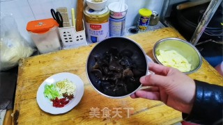土豆片炒肉的做法步骤：2