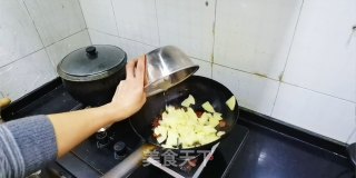 土豆片炒肉的做法步骤：10
