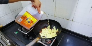 土豆片炒肉的做法步骤：11