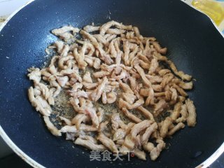 菜帮炒肉丝的做法步骤：3
