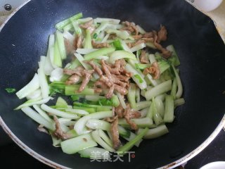菜帮炒肉丝的做法步骤：5