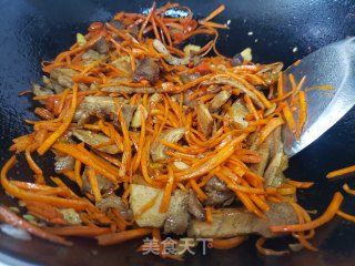 红萝卜丝炒回锅肉的做法步骤：4