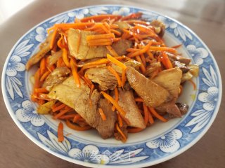 红萝卜丝炒回锅肉的做法步骤：6