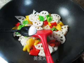 彩椒炒莲藕的做法步骤：7