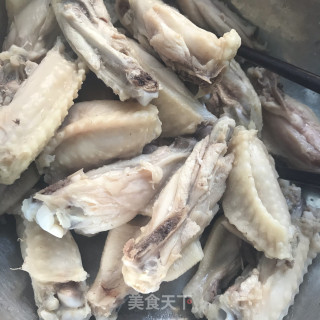 麻香红酒炖鸡翅的做法步骤：5