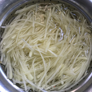 青椒炒土豆丝的做法步骤：1
