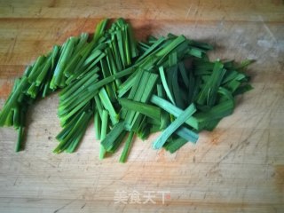 韭菜鸡蛋炒粉条的做法步骤：1