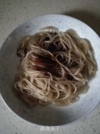 韭菜鸡蛋炒粉条的做法步骤：2