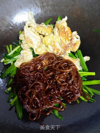 韭菜鸡蛋炒粉条的做法步骤：7