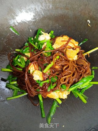 韭菜鸡蛋炒粉条的做法步骤：9