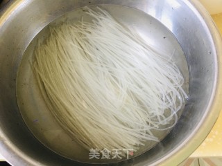 青萝卜粉条烩羊肉的做法步骤：1