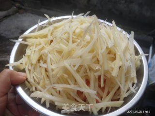 土豆胡萝卜丝儿的做法步骤：1