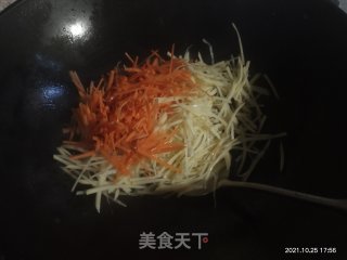 土豆胡萝卜丝儿的做法步骤：2