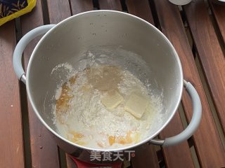 一次发酵的蛋黄奶酪吐司，颜色十分吸睛的哟！的做法步骤：2