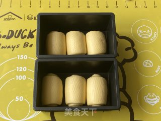 一次发酵的蛋黄奶酪吐司，颜色十分吸睛的哟！的做法步骤：9