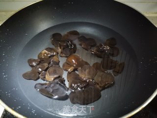 木耳剁椒蒸土鸡的做法步骤：1