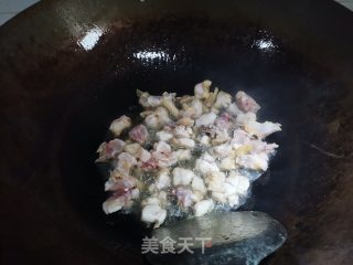 木耳剁椒蒸土鸡的做法步骤：2