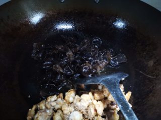 木耳剁椒蒸土鸡的做法步骤：5