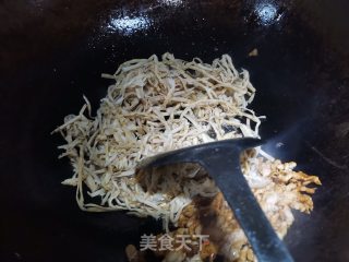 韭黄笋子炒肉的做法步骤：2