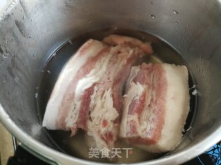 胡萝卜青菜炒回锅肉的做法步骤：2