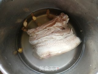 胡萝卜青菜炒回锅肉的做法步骤：3