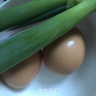 鲜虾煎蛋萝卜汤的做法步骤：1