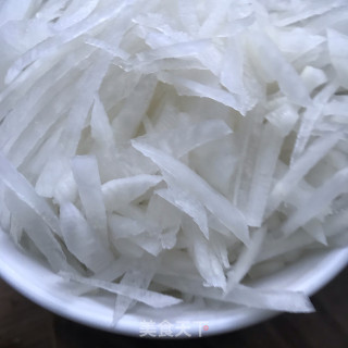 鲜虾煎蛋萝卜汤的做法步骤：2