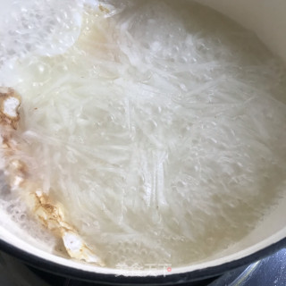 鲜虾煎蛋萝卜汤的做法步骤：7