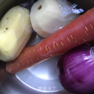 咖喱牛肉盖浇饭的做法步骤：2