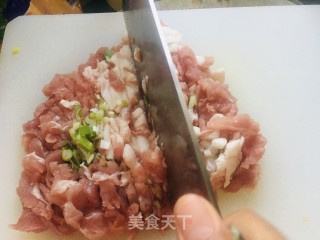 新三鲜水饺的做法步骤：2