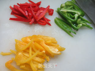 肉丝彩椒炒黄豆芽的做法步骤：2