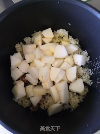 银耳梨子汤的做法步骤：2