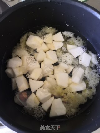 银耳梨子汤的做法步骤：3