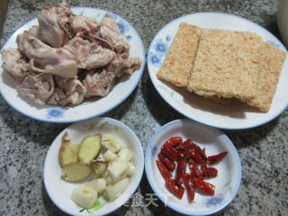 锅巴三黄鸡的做法步骤：1