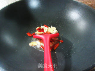锅巴三黄鸡的做法步骤：2