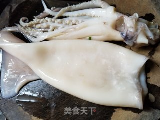 鲜鱿炒黄豆芽的做法步骤：1
