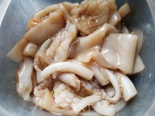 鲜鱿炒黄豆芽的做法步骤：5