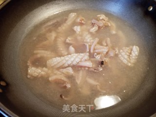 鲜鱿炒黄豆芽的做法步骤：8