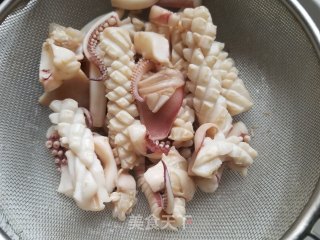 鲜鱿炒黄豆芽的做法步骤：9