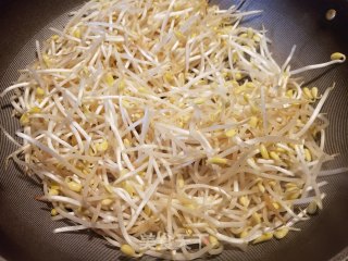 鲜鱿炒黄豆芽的做法步骤：11