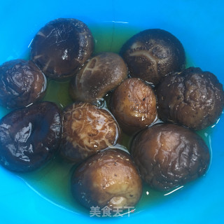 板栗香菇红烧肉的做法步骤：2