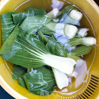 麻辣肠炒油菜的做法步骤：1